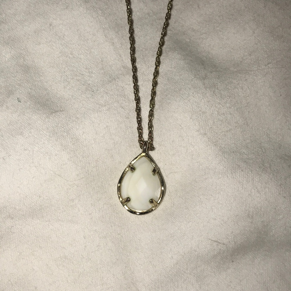 Kendra Scott necklace